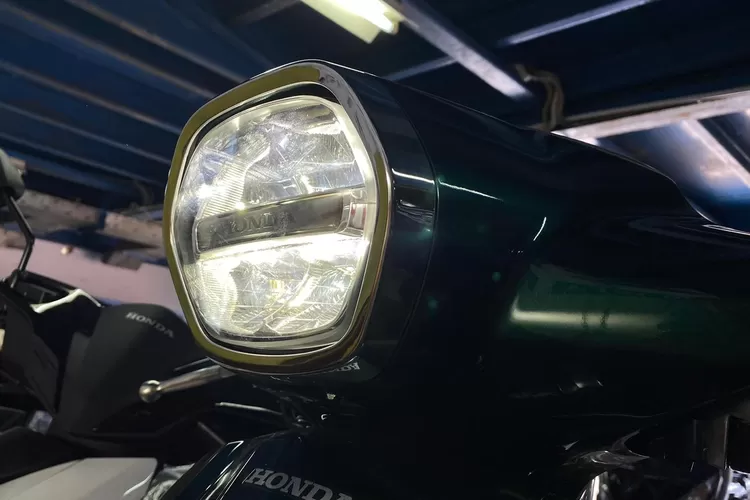 Ilustrasi etika penggunaan lampu jauh atau high beam pada sepeda motor. (PT Daya Adicipta Motora)