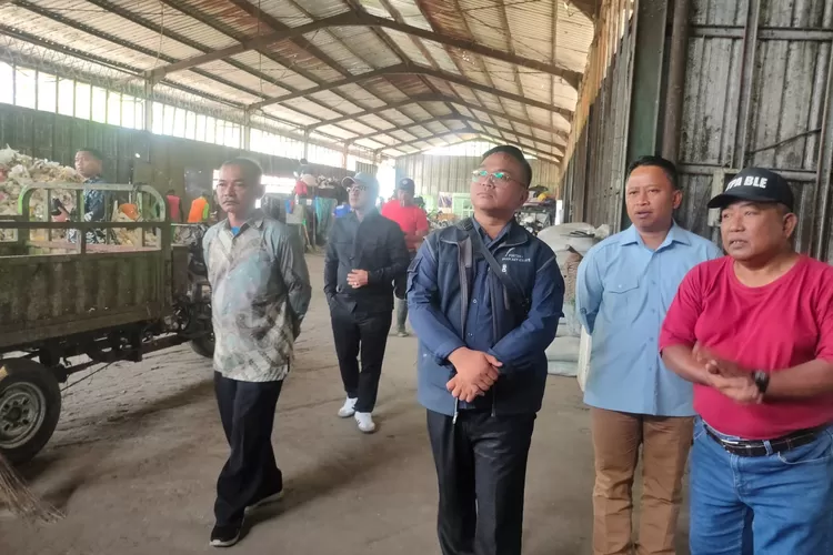 Calon Walikota Depok, Supian Suri dan rombongan saat mempelajari pengelolaan sampah di TPS Terpadu di Kedungrandu, Kecamatan Patikraja, Kabupaten Banyumas, Jawa Tengah, Rabu (21/8).  (DOKUMEN RADAR DEPOK)