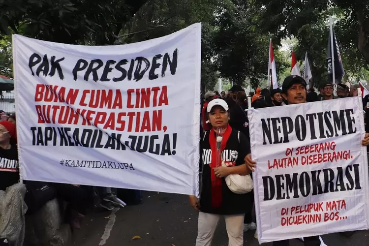 ILUSTRASI: Massa dari unsur badan dan sayap pusat Partai Demokrasi Indonesia Perjuangan (PDIP) menggelar aksi di depan gedung Komnas HAM di Jakarta, Jumat (27/7/2024). (Fedrik Tarigan/ Jawa Pos)