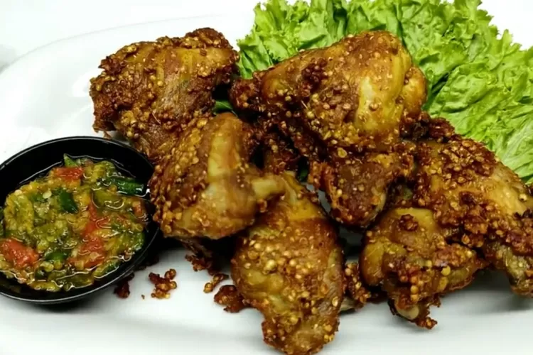 Resep ayam goreng ketumbar yang gurih dan enak (Screnshoot Youtube CR COOK)