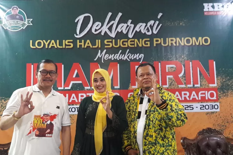 (kiri ke kanan) Sugeng Purnomo, Calon Wakil Walikota Depok Ririn Farabi Arafiq, dan  Wakil Ketua DPRD Kota Depok Fraksi Golkar Tajudin Tabri, usai deklarasi Loyalis Haji Sugeng Purnomo untuk kemenangan Imam Budi Hartono &ndash; Ririn Farabi Arafiq, di Kelurahan Pangkalanjati, Kecamatan Cinere, Kamis (22/8 (Junior/Radar Depok)
