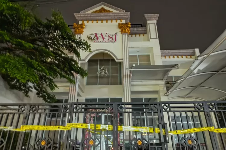 Suasana WSJ Klinik yang sudah diberi garis polisi agar tidak ada kegiatan pada lokasi tersebut. (ALDY RAMA/RADAR DEPOK)