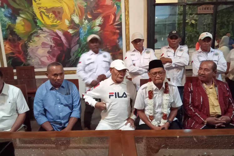 Calon Wakil Walikota Depok, Imam Budi Hartono didampingi Penasehat Aliansi Masyarakat Maluku Kota Depok dalam deklarasi dukungan di Kedai Lekker, Jumat (23/8/2024) (ARNETKELMANUTU/RADARDEPOK)