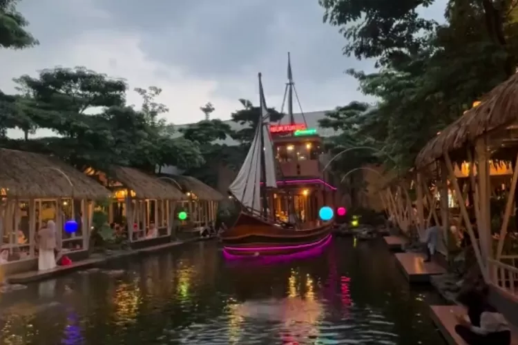 Kapal Pinisi di resto keluarga Lembur Kruing Cimanggis  Depok (Instagram/@lemburkuringcimanggis)