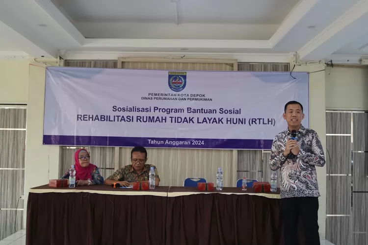 Kasubsi Intelijen Kejari Depok, Alfa Dera memberikan pemahaman kepada masyarakat terkait hukum dalam kegiatan sosialisasi rehabilitasi RTLH di aula Kecamatan Cimanggis, Kota Depok. (DOK KEJARI DEPOK)