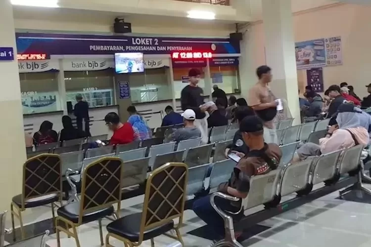 Pelayanan pajak kendaraan bermotor di Samsat Depok 1. (ANDIKA EKA/RADAR DEPOK)