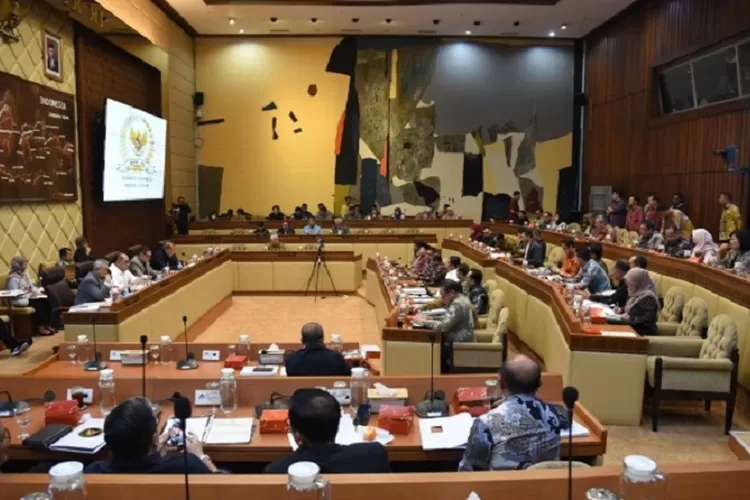 Suasana RDP antara Komisi II DPR RI dengan Bawaslu, KPU, DKPP, dan Pemerintah di Gedung DPR/MPR RI Senayan, Jakarta, Minggu (25/8/2024). (BAWASLU)