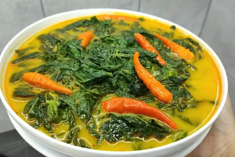 Resep Gulai Daun Singkong yang enak (Screenshot Youtube CR COOK)