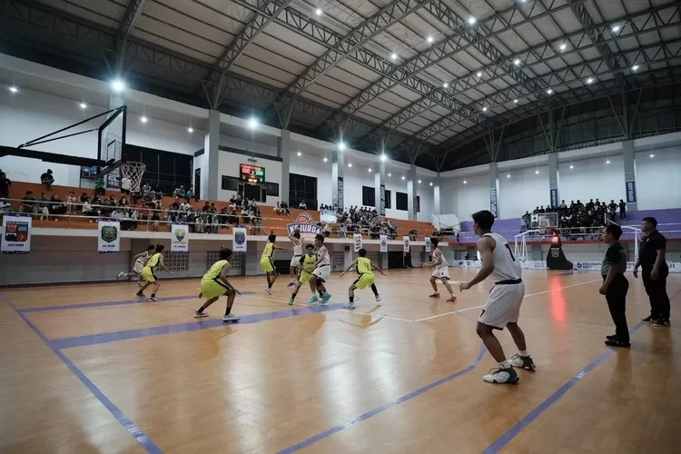 Suasana pertandingan basket di GOR Kota Depok.