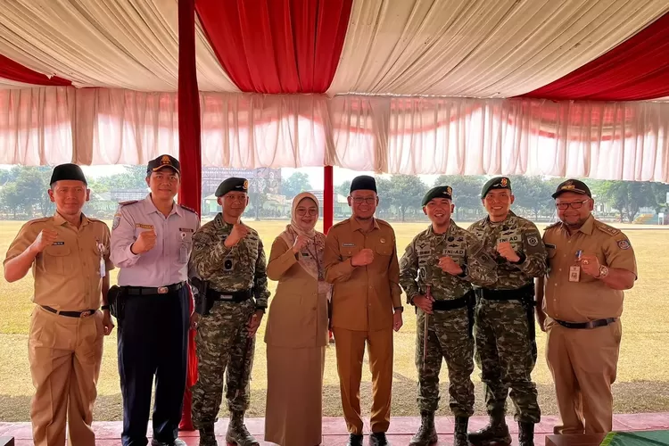 Wakil Walikota Depok, Imam Budi Hartono (tengah) dan jajaran Pemkot Depok bersama Komandan Yonif 328 Dirgahayu yang baru, Mayor Inf Ade Kurniawan Dwi Saputro (tiga dari kanan) usai Upacara Sertijab di Kostrad Cilodong. (Pemkot Depok)