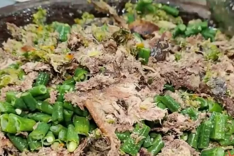 Ide menu masakan harian dari resep sambal ijo tongkol kacang panjang (Screenshot Youtube Dapur Lagi)