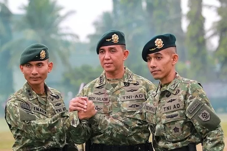 (kiri ke kanan) Kolonel Inf Iman Widhiarto, ST, Dan Brigif Mekanis 6/2 Kostrad Kolonel Inf Rudy Saladin, dan Danyonif Mekanis 412 BES Purworejo yang baru Letkol Inf Eko Bintara Saktiawan.