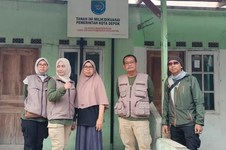 Pemasangan plang kegiatan pengadaan tanah posyandu bunga rampai 1 yang terletak di RT3/3 Kelurahan Pasir Putih Kecamatan Sawangan. (ANDIKA EKA/RADAR DEPOK)