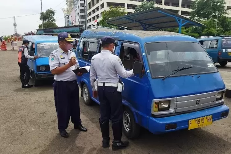 PENERTIBAN : Dinas Perhubungan (Dishub) Kota Depok, melakukan penertiban angkutan umum di Terminal Depok, Jalan Margonda Raya, Kecamatan Pancoranmas. (RADAR DEPOK)