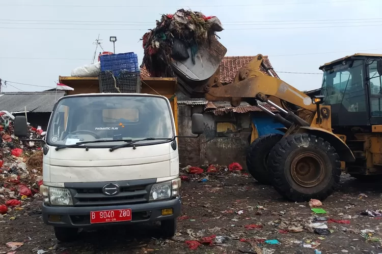 Proses pengangkutan sampah di area Pasar Kemiri yang beberapa waktu lalu tampak menggunung. (DLHK Depok)