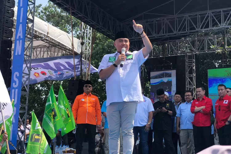 Ketua DPC PKB Kota Depok, M Faizin saat memberikan sambutan dalam Deklarasi Supian Suri dan Chandra Rahmansyah di Lapangan Irekap, Kecamatan Cilodong, Rabu (29/8/2024) (MUHAMMADEJAR/RADARDEPOK)