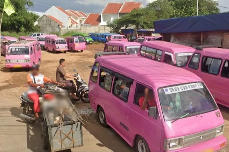 Suasana terminal bayangan Kampung Sawah sebagai titik pemberhentian akhir angkot trayek D09.