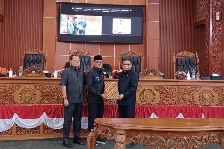 Proses penandatanganan hasil pembahasan Raperda tentang perubahan APBD Tahun Anggaran 2024, pada saat Paripurna DPRD Kota Depok, di kawasan GDC Kota Depok. (ANDIKA EKA/RADAR DEPOK)