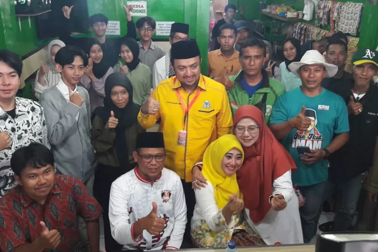 Pasangan Calon Walikota dan Wakil Walikota Depok, Imam Budi Hartono &ndash; Ririn Farabi Arafiq bersama tim, saat makan di warteg selepas mendaftar ke KPU Depok, Kamis (29/8).  (Junior/Radar Depok)