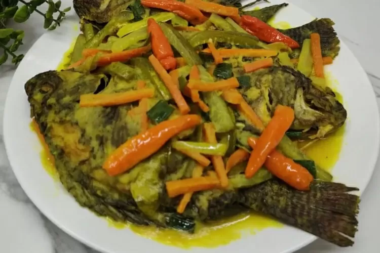 Nila Bumbu Acar Kuning yang asam gurih segar (Screenshot Youtube CR COOK)