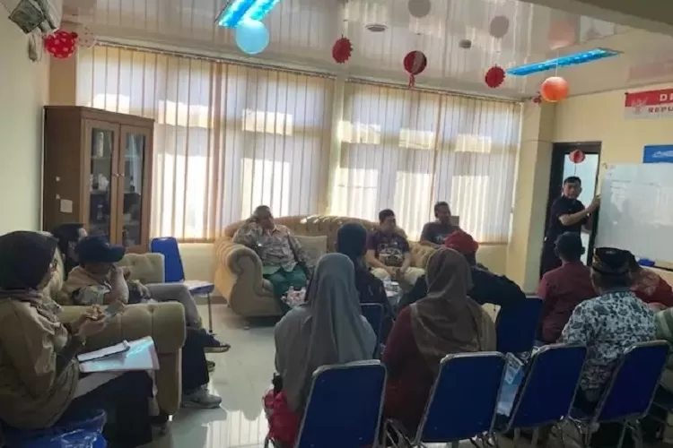 Camat Sukmajaya, Wiyana saat memimpin rapat koordinasi penanganan sampah di Ruang Rapat Camat Sukmajaya, Jumat (30/8).  (ISTIMEWA)