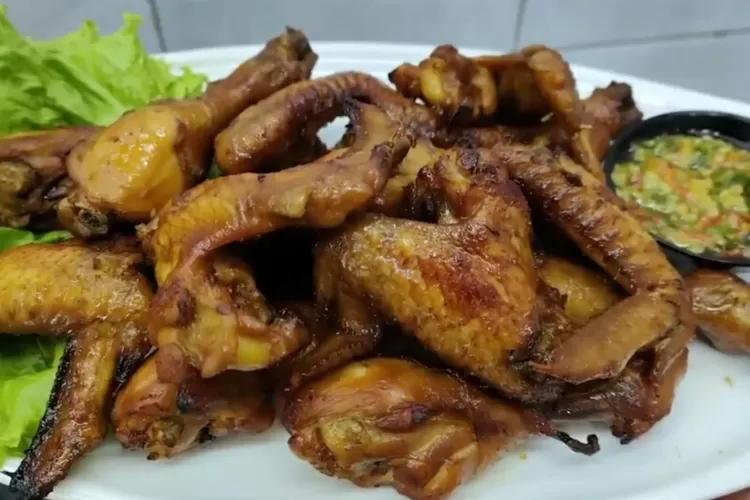 Resep Ayam Bumbu Bacem yang enak dan meresap (Screenshot Youtube CR COOK)