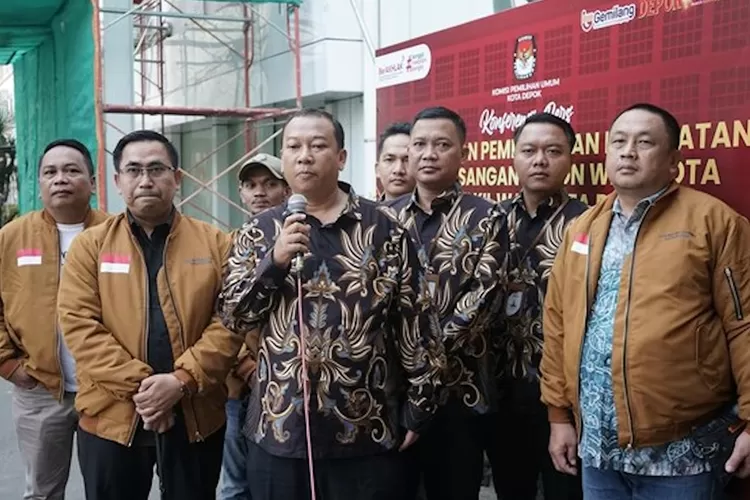 Ketua KPU, Willi Sumarlin bersama Bawaslu saat memberikan keterangan soal proses pemeriksaan kesehatan (KPU Depok)
