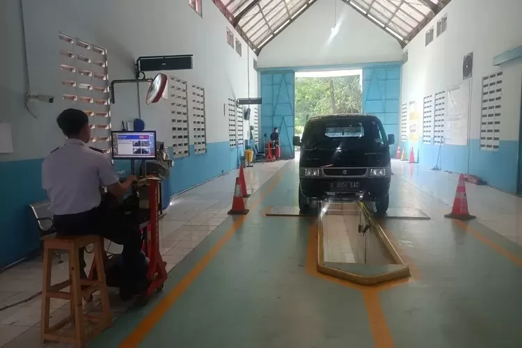 Kendaraan saat mengikuti uji kir di UPT PKB Dishub Kota Depok. (DOKUMEN RADAR DEPOK)