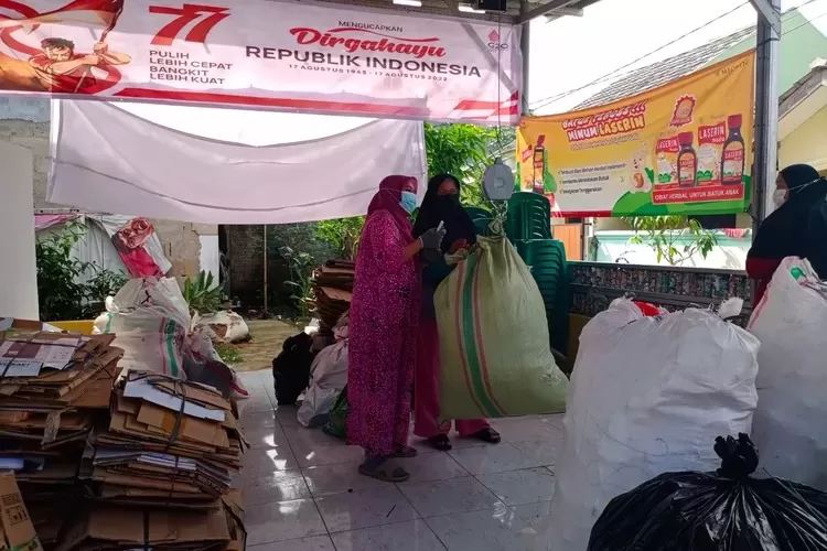 TIMBANG : Pengumpulan dan penimbangan sampah yang memiliki nilai jual di Bank Sampah Kemuning, RT3/9, Kelurahan Pengasinan, Kecamatan Sawangan. (DOKUMEN RADAR DEPOK )