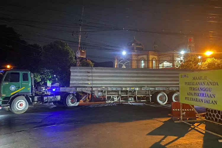 Sejumlah alat berat diturunkan dalam pekerjaan rekonstruksi Jalan Cipayung - Jalan Pitara tahap II. (ANDIKA EKA/RADAR DEPOK)