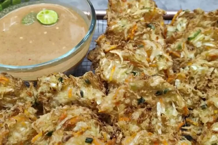 Resep bakwan dengan sambal kacang sederhana (Screenshot Youtube CR COOK)