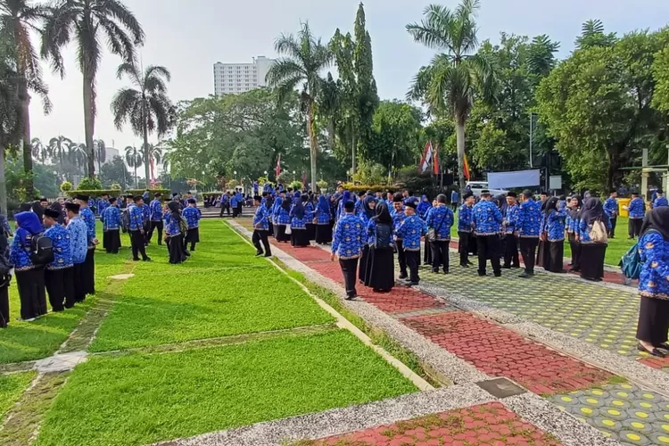 ILUSTRASI : Suasana saat PNS Kota Depok selesai apel di halaman Balaikota Depok (ANDIKAEKA/RADARDEPOK)
