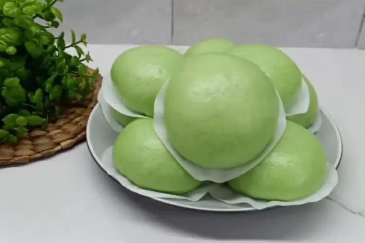 Resep bapau pandan yang empuk dan lembut dengan isi unti kelapa (Screenshot Youtube CR COOK)