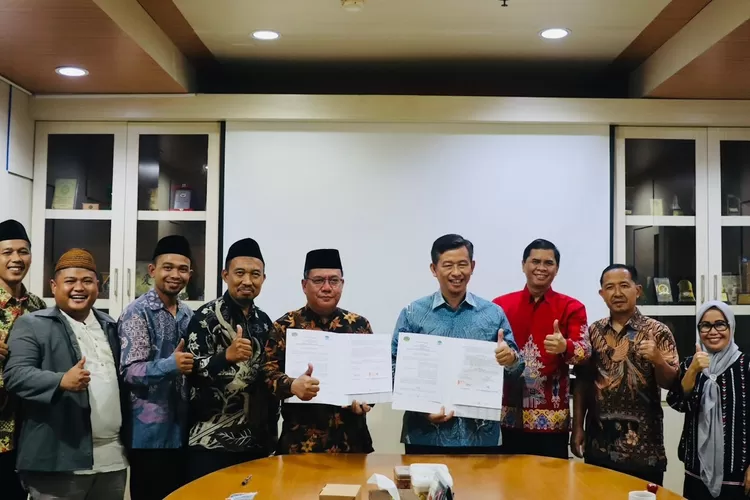 SEPAKAT : Fakultas Syariah IAID Alkarimiyah, Sawangan, Kota Depok, foto Bersama usai prosesi MoU dengan UIN Syarif Hidayatullah Jakarta, Selasa (10/9). (ALDY RAMA/RADAR DEPOK)