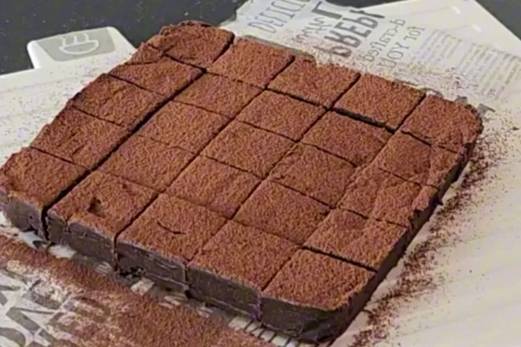 Lembut dan enak, Chocolate Royce bisa dibuat pakai ubi (Screenshot Youtube Cooking with Hel)