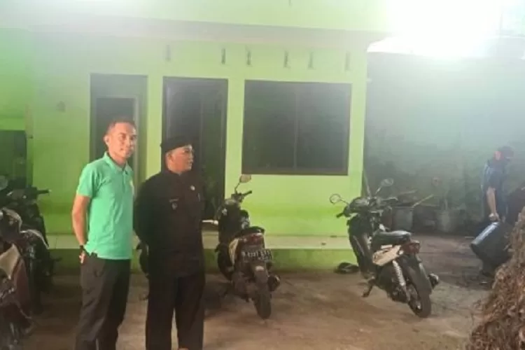 Lurah Ratu Jaya, Bambang Sugiharto saat mengunjungi UPS Permata&nbsp;&nbsp;Depok&nbsp;Regency, Jumat (13/9).  (ISTIMEWA)