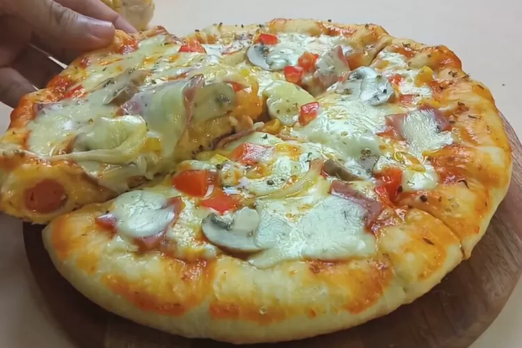 Resep pizza teflon sederhana yang enak dan bisa dibuat di rumah (Screenshot Youtube Resep Abi)