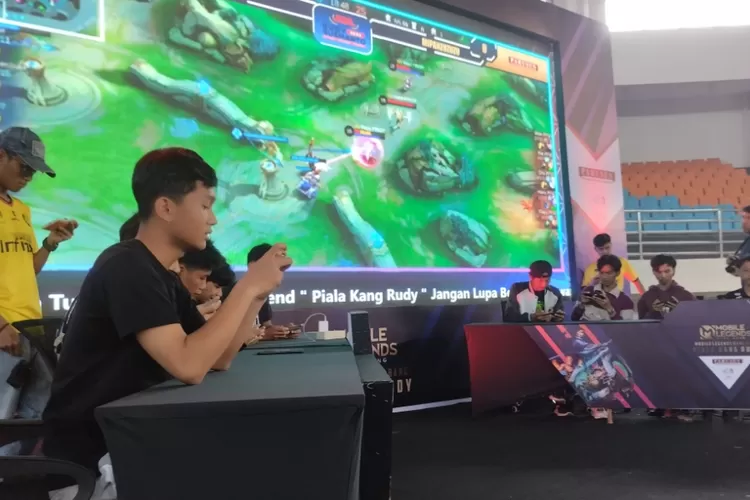 Peserta serius mengikuti Tournament e-Sport Mobile Legend Piala Rudy Susmanto pada Minggu, 15 Sepetember 2024. (Diki Wahyudi)