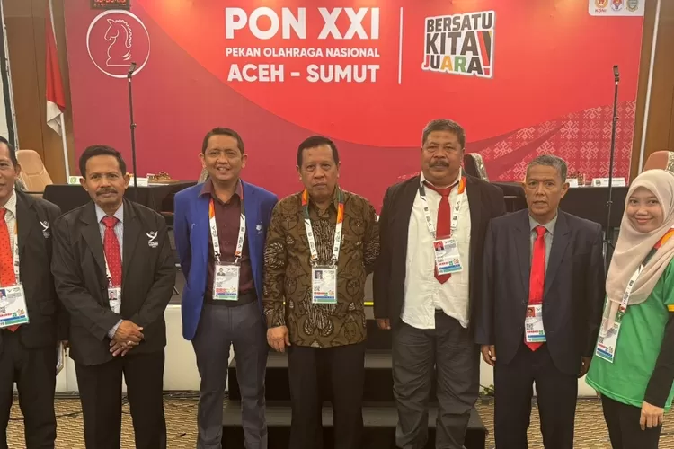 Endar Sakti Lubis (tiga dari kiri), ASN Kabupaten Bogor yang dipercaya menjadi wasit ketua cabor catur di PON XXI Aceh-Sumut 2024.