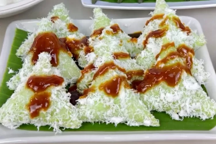 Resep lupis ketan yang buatnya cepat (Screenshot Youtube Ika Mardatilah)