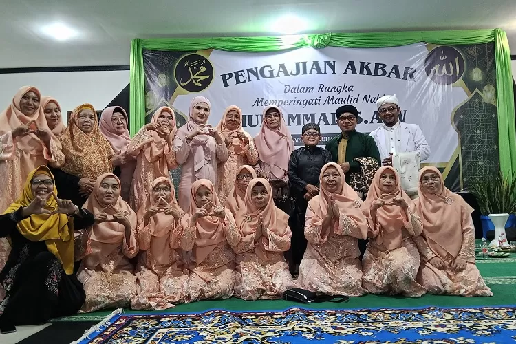 Anggota DPRD Kota Depok dari Partai Gerindra, Yeti Wulandari saat mendatangi peringatan maulid nabi di kawasan Situ Rawa Kalong, RW 8, Kelurahan Curug, Kecamatan Cimanggis, Senin (16/9).  (GERARD SOEHARLY/RADAR DEPOK)