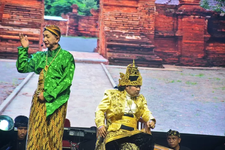 Anggota DPR RI, Nuroji (duduk) yang sedang memainkan peran pada pentas seni kolosal Wangsit Prabu Siliwangi di Jakarta Global University, Sukmajaya, Kota Depok.