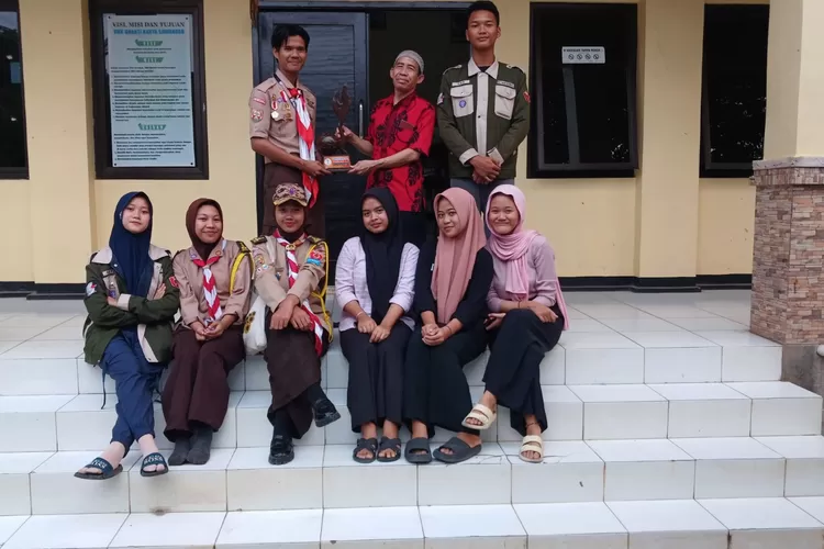HEBAT : Pramuka SMK Bhakti Karya Sawangan, Kota Depok, menunjukan penghargaan saat mengikuti Raimuna di Bumi Perkemahan Pramuka Cibubur, Jakarta Timur. (SMK Bhakti Karya Sawangan)