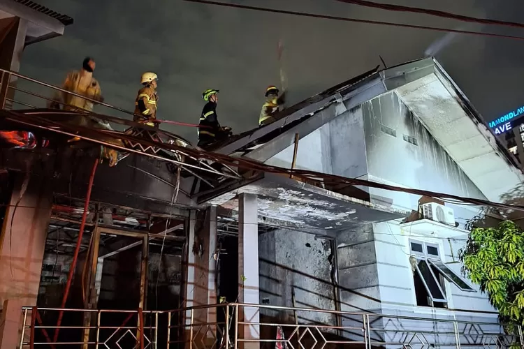 PENANGANAN : Evakuasi yang dilakukan Damkar Depok terhadap salah satu ruko yang terbakar di Jalan Palakali Raya, RT3/6 Kelurahan Kukusan, Kecamatan Beji, Kota Depok, Minggu (15/9). (DOKUMENTASI DAMKAR DEPOK)