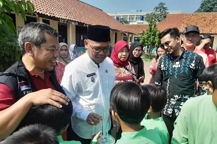 Wakil Walikota Depok, Imam Budi Hartono, menyambangi SDN Kedaung (Aldy Rama/Radar Depok)