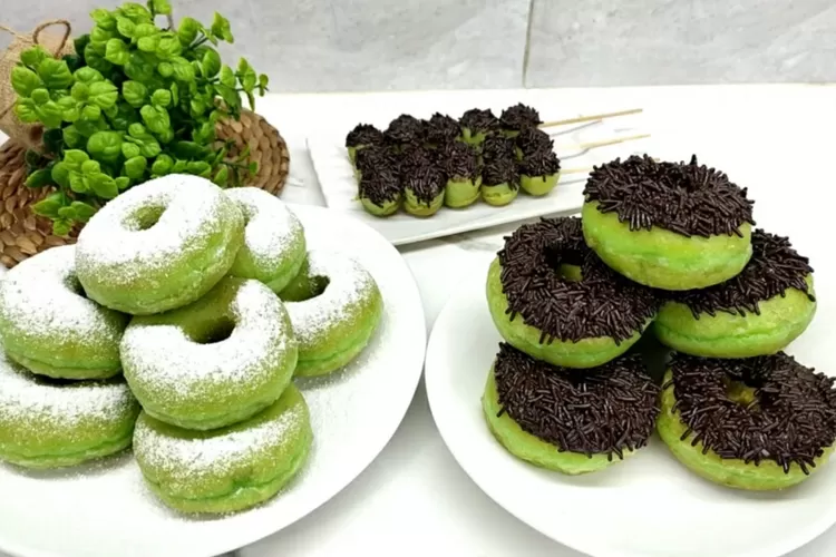 Donat pandan yang lembut dan empuk buat ide jualan (Screenshot Youtube CR COOK)