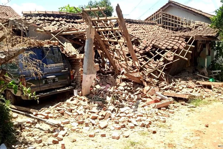 Gempa bumi berkekuatan 4,9 magnitudo (M) melanda Kabupaten Bandung dan Garut.  (RADAR BANDUNG)
