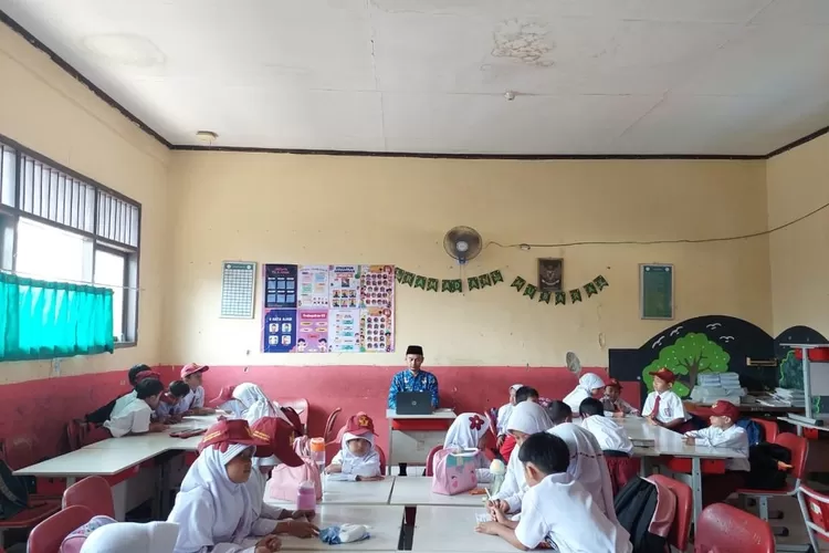 GIAT : Kepala SDN Bedahan 4, Didi Suhardi saat melakukan observasi di ruang kelas terkait penilaian praktik kerja guru. (DOKUMEN SDN BEDAHAN 4)