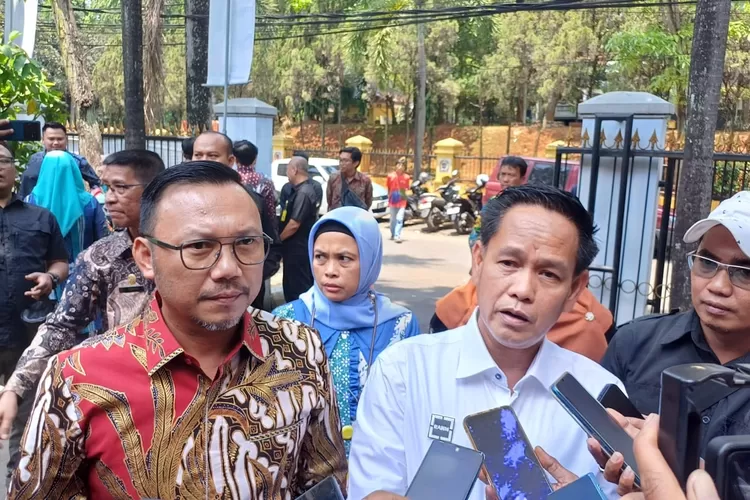 Indra Gunawan (kiri) Rahmat (kanan) saat di wawancarai wartawan di halaman Kantor Pertahanan Kota Depok, Kamis (19/9). (ANDIKA EKA/RADAR DEPOK)
