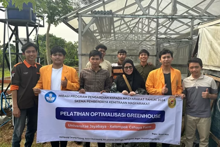 Tim Pengabdian Kepada Masyarakat Universitas Jayabaya bersama kelompok tani Cahaya Farm
